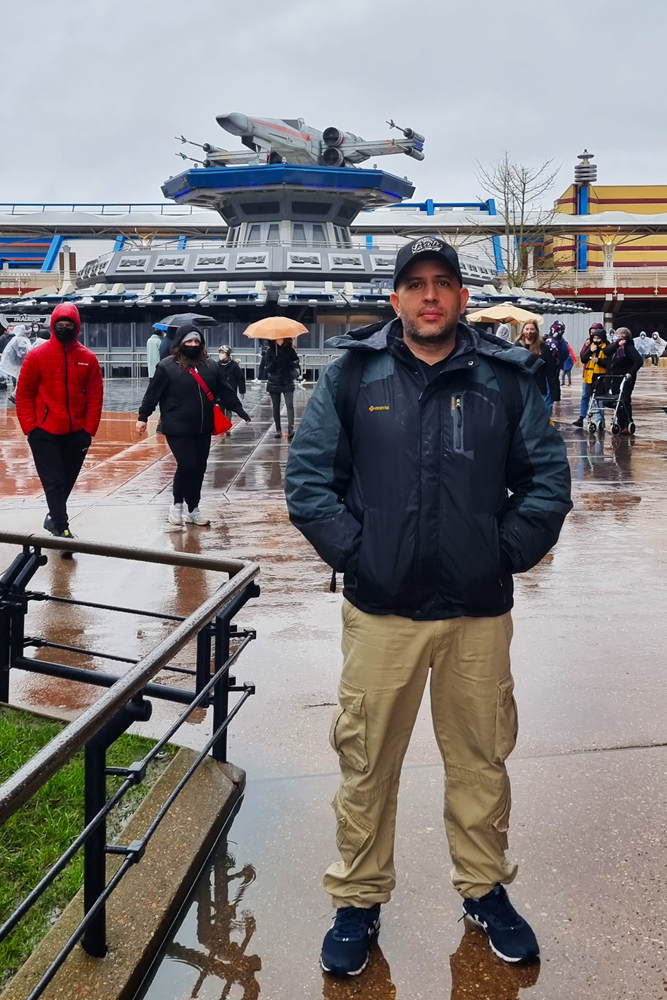 Kenny Díaz viajando